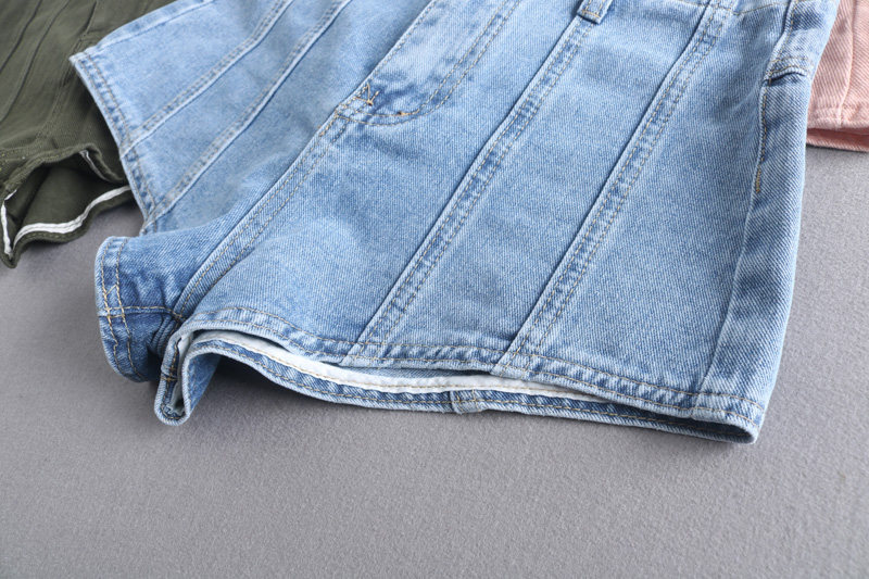 Summer women's retro high-waisted loose and slimming denim shorts and hot pants that are the same style as those worn by Instagram bloggers in Europe and America Application Scenario